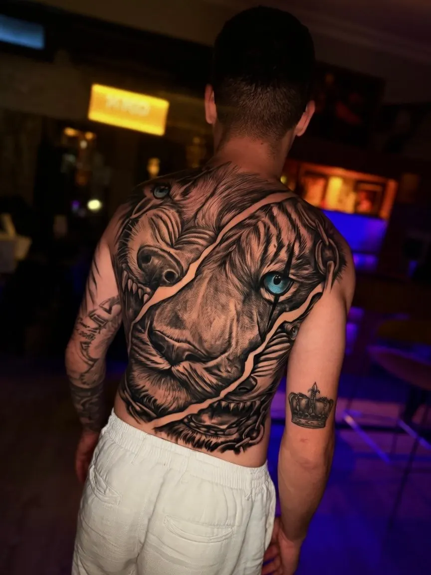 Antalya CK Tattoo stüdyosunda yapılan sırt dövmesi çalışması